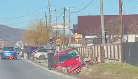 Argeș: Accident deosebit de grav: Mașină distrusă, în șanț