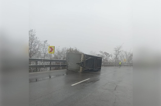 Haos spre Dedulești! Remorcă răsturnată, pompierii intervin de urgență!