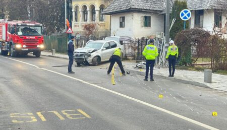 Argeș. Impact violent! S-a izbit cu mașina de stâlp!