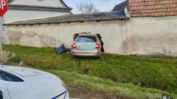 Accident cum nu s-a mai văzut până acum! Din drum, direct în perete!