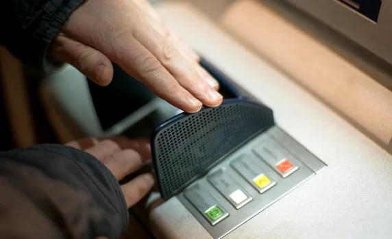 Alertă la POS sau bancomate: Cum pot afla hoții PIN-ul de la card