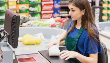 Salariul surprinzător al unui casier într-un supermarket de top!