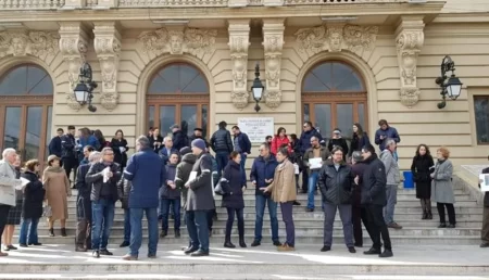 Profesorii și studenții revoltați: ”Scoateți trenulețul din ordonanță!” 