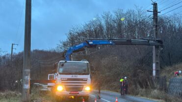 Stâlp de electricitate prăbușit! Trafic îngreunat!