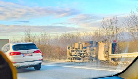 Accident pe A1! Dubă răsturnată