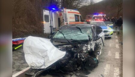 Accident deosebit de grav. Două persoane încarcerate, una inconștientă