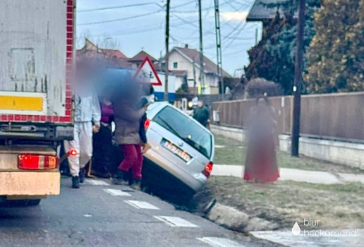 Argeș. Mașină în șanț: O familie întreagă în pericol!