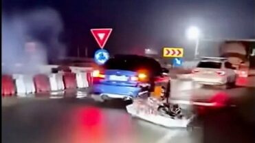 VIDEO: A făcut drifturi cu sicriul legat de mașină, în sensul giratoriu