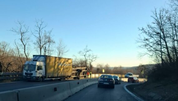 Remorcă răsturnată pe cel mai nenorocit drum! Trafic paralizat!