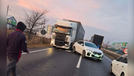 Argeș. Accident, ACUM! Bolid BMW și un TIR implicate!