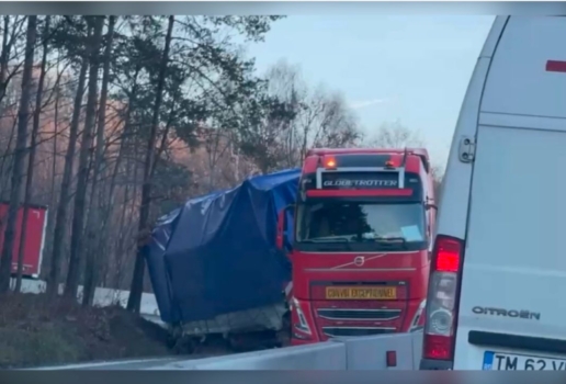 Haos! Remorca unui mastodont, răsturnată! Traficul blocat!
