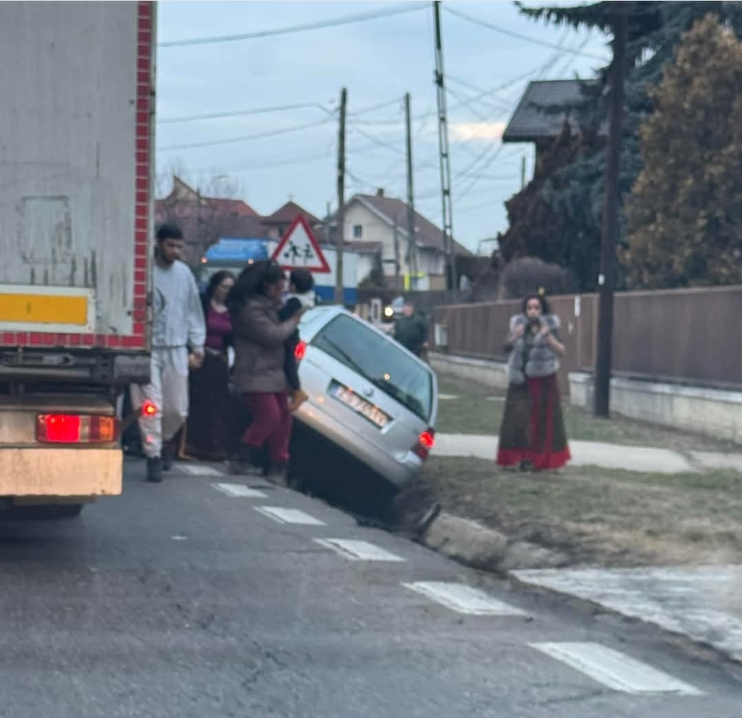 mașină în șanț