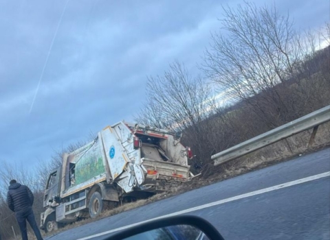 Mașină de gunoi, ieșită în decor pe autostrada București – Pitești!