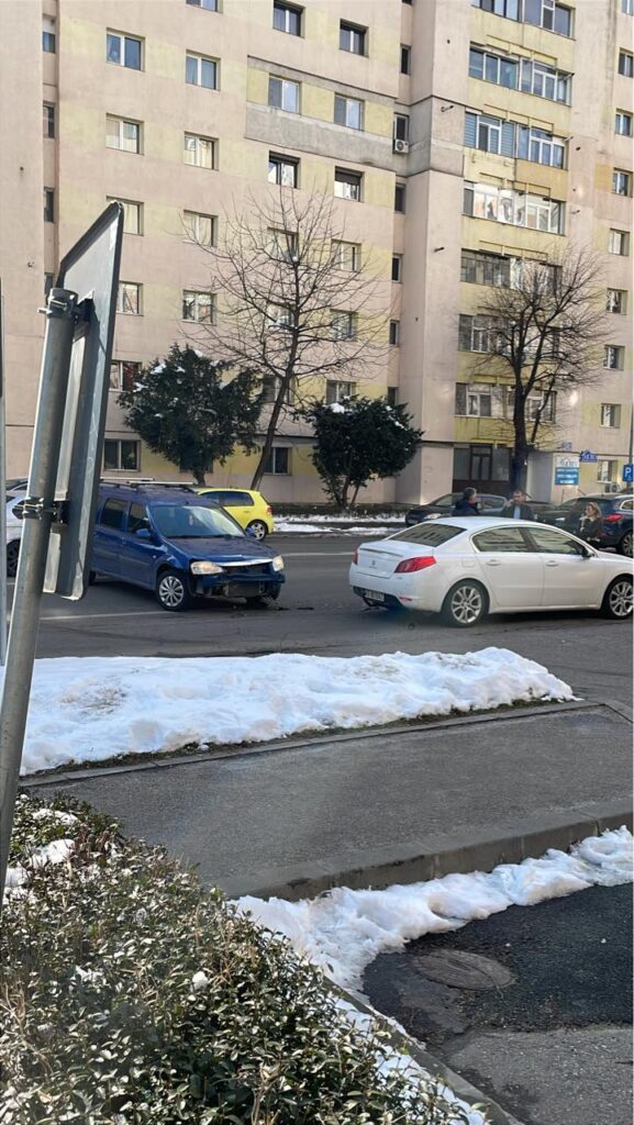 Pitești. Accident în Nord, acum, lângă Mol!