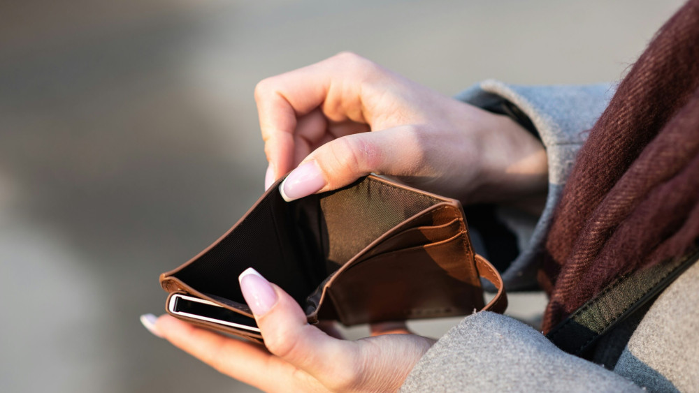 Lovitură dură pentru angajați! Salariile, în pericol din martie!