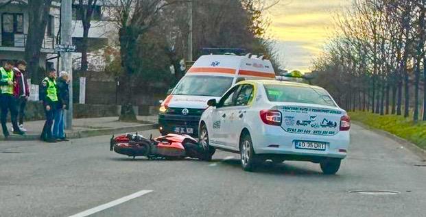 Pitești. Alt accident grav: Motociclist și un taxi