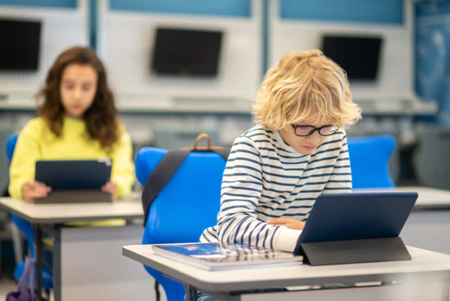Revoluție în Educație- Elevii vor învăța exclusiv din manuale digitale
