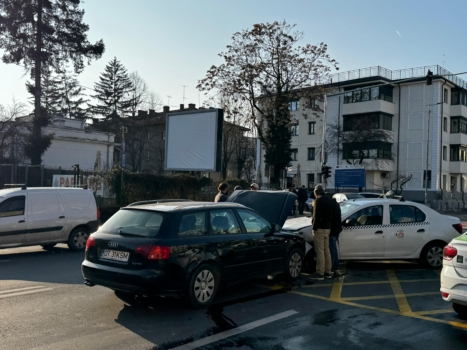 Pitești. Impact frontal în Centru: 2 autoturisme distruse!