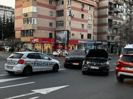 Accident cu bolid Porsche! Trafic paralizat în Centru!