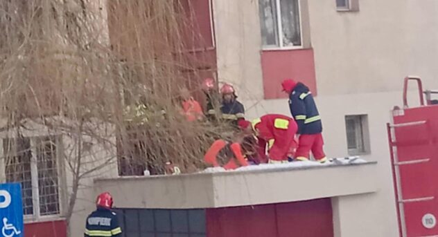 Pitești/Exclusiv. Persoană căzută de la etaj. Primele imagini