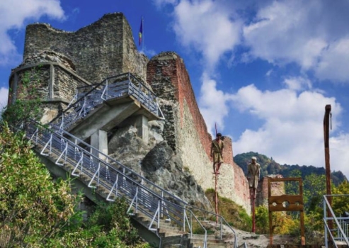 Cetatea Poienari din Argeș, redeschisă după apariția ursului. Cum se face accesul turiștilor