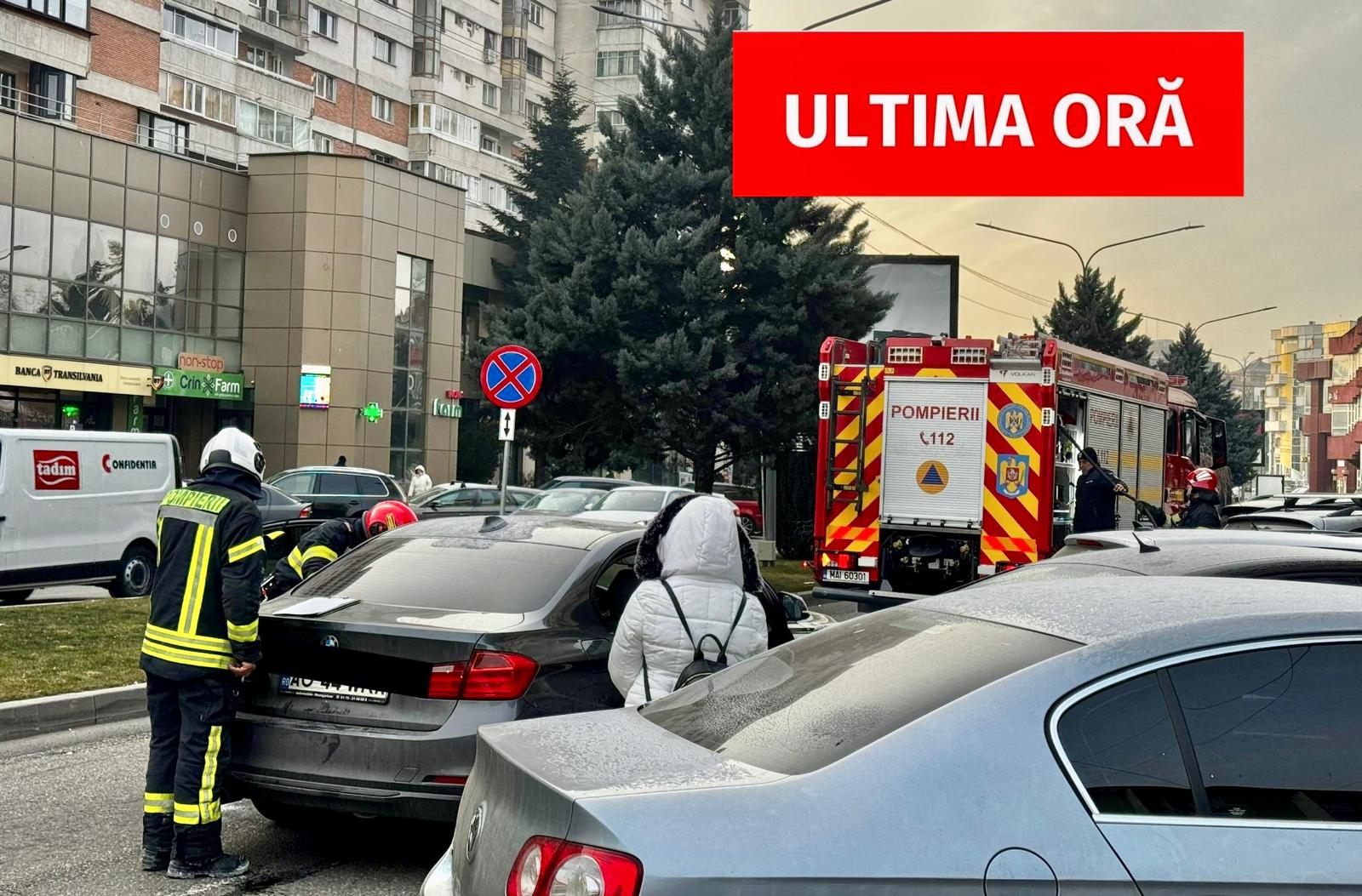 Un BMW arde în Centru