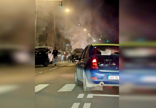 Autoturism în flăcări în Trivale! Pericol uriaș pe stradă, ACUM!