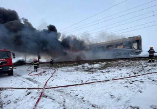 Plan Roșu activat! Tren de călători, înghițit de flăcări