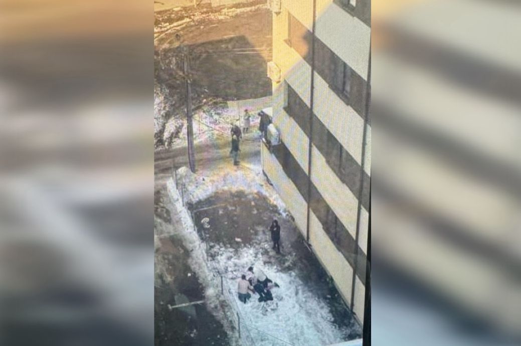 Nenorocire: Femeie de 35 de ani ucisă de gheața căzută de pe bloc!