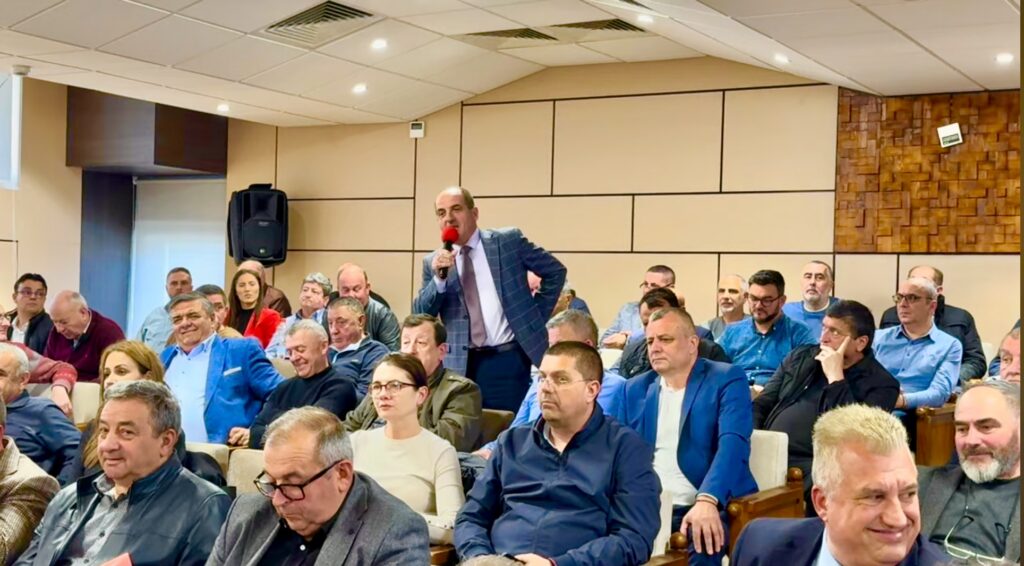 primar suseni - Argeș: Primar, aplaudat la scenă deschisă după un discurs tăios despre parlamentari