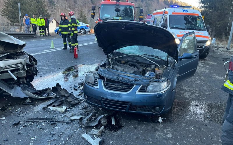 Impact frontal între două mașini