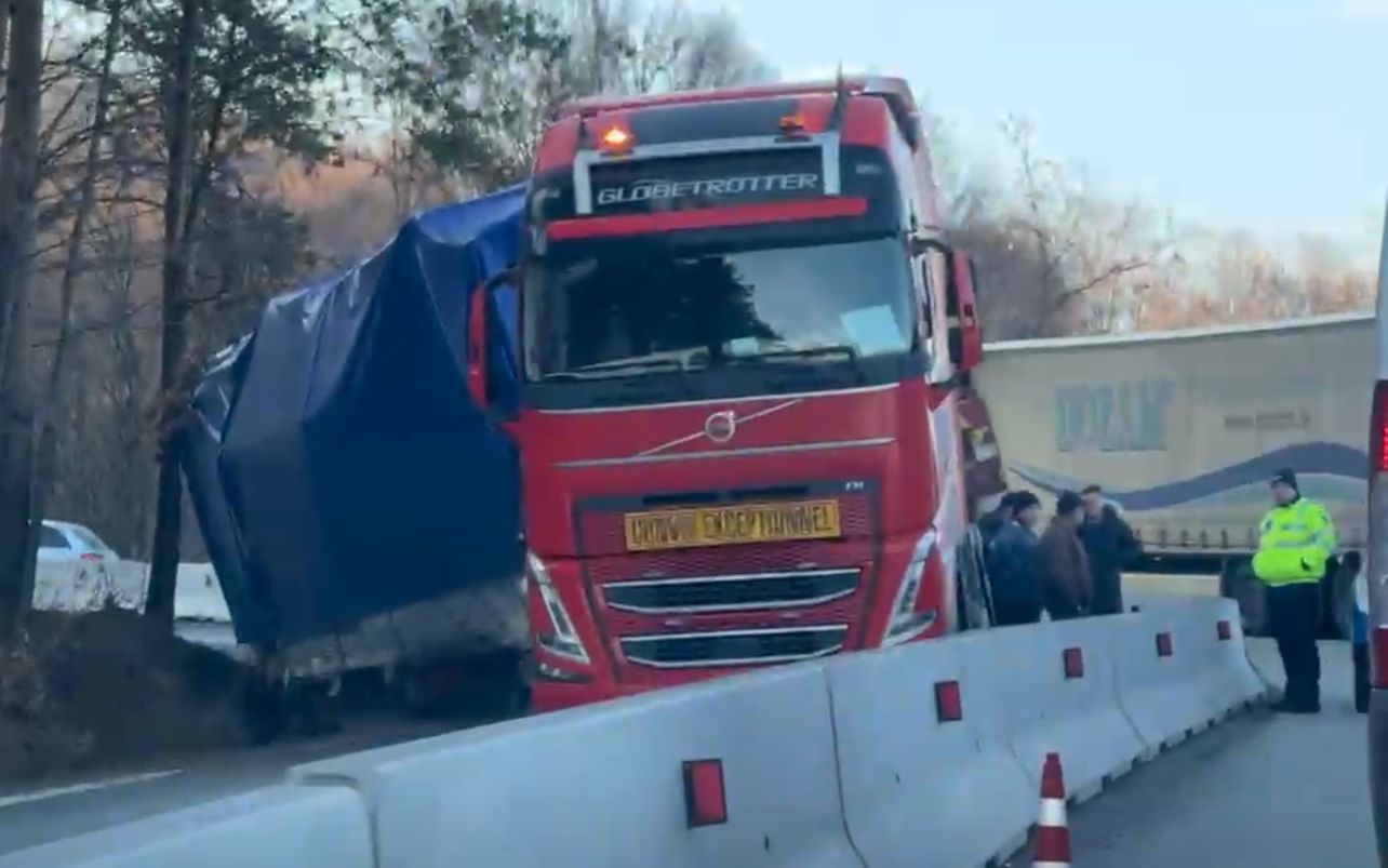 Blocaj etern pe DN 7 Cotmeana! Doi mastodonți paralizează traficul