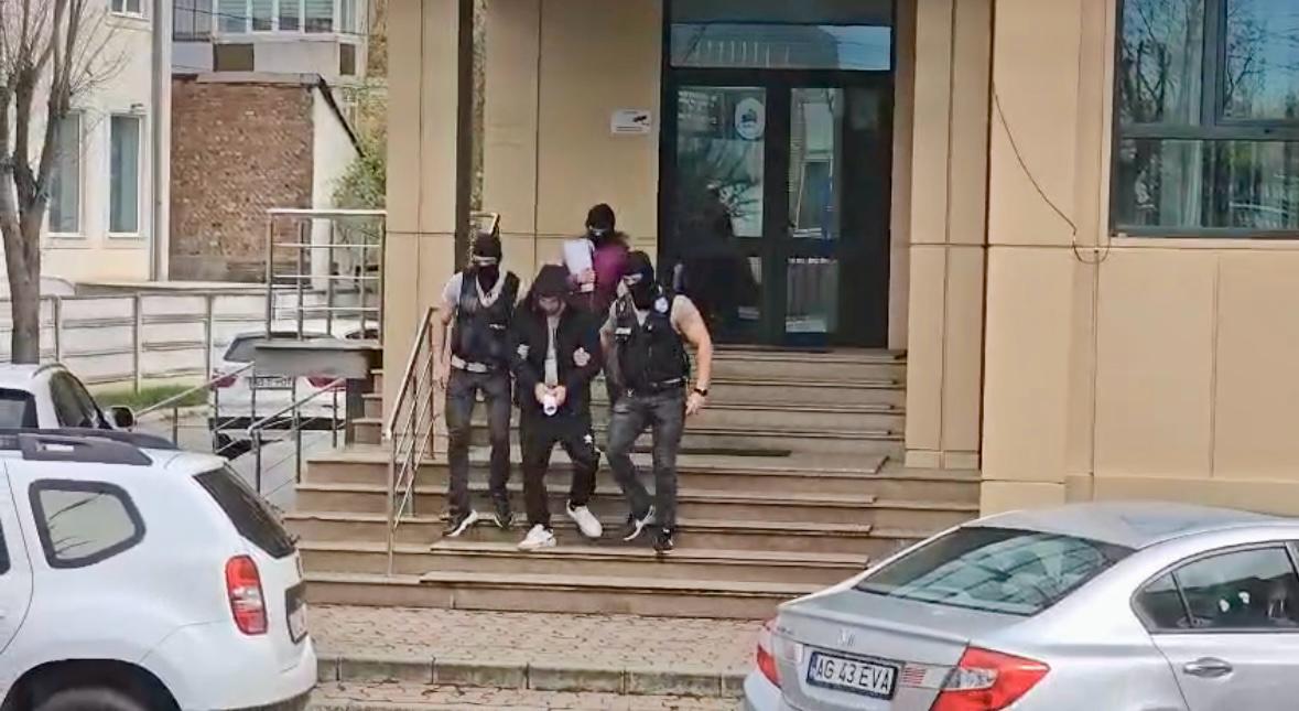 Urmărire ca-n filme în Argeș. Un tânăr a fugit de la perchezițiile DIICOT