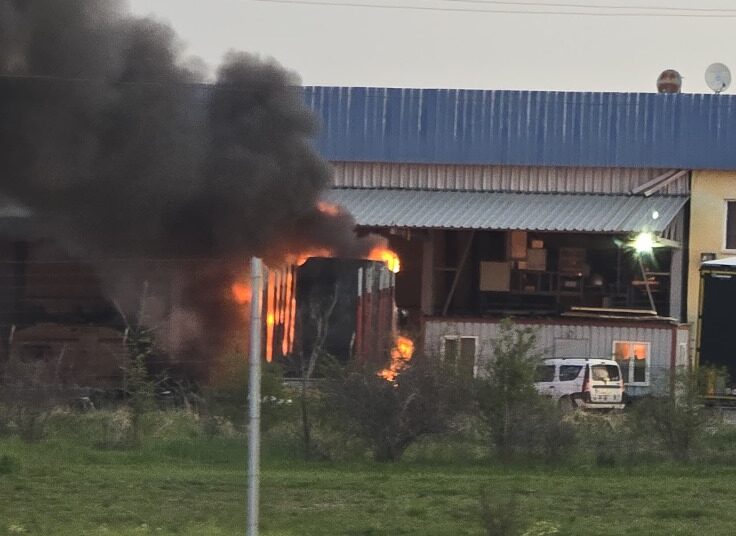 Incendiu violent lângă Pitești: TIR înghițit de flăcări lângă un service