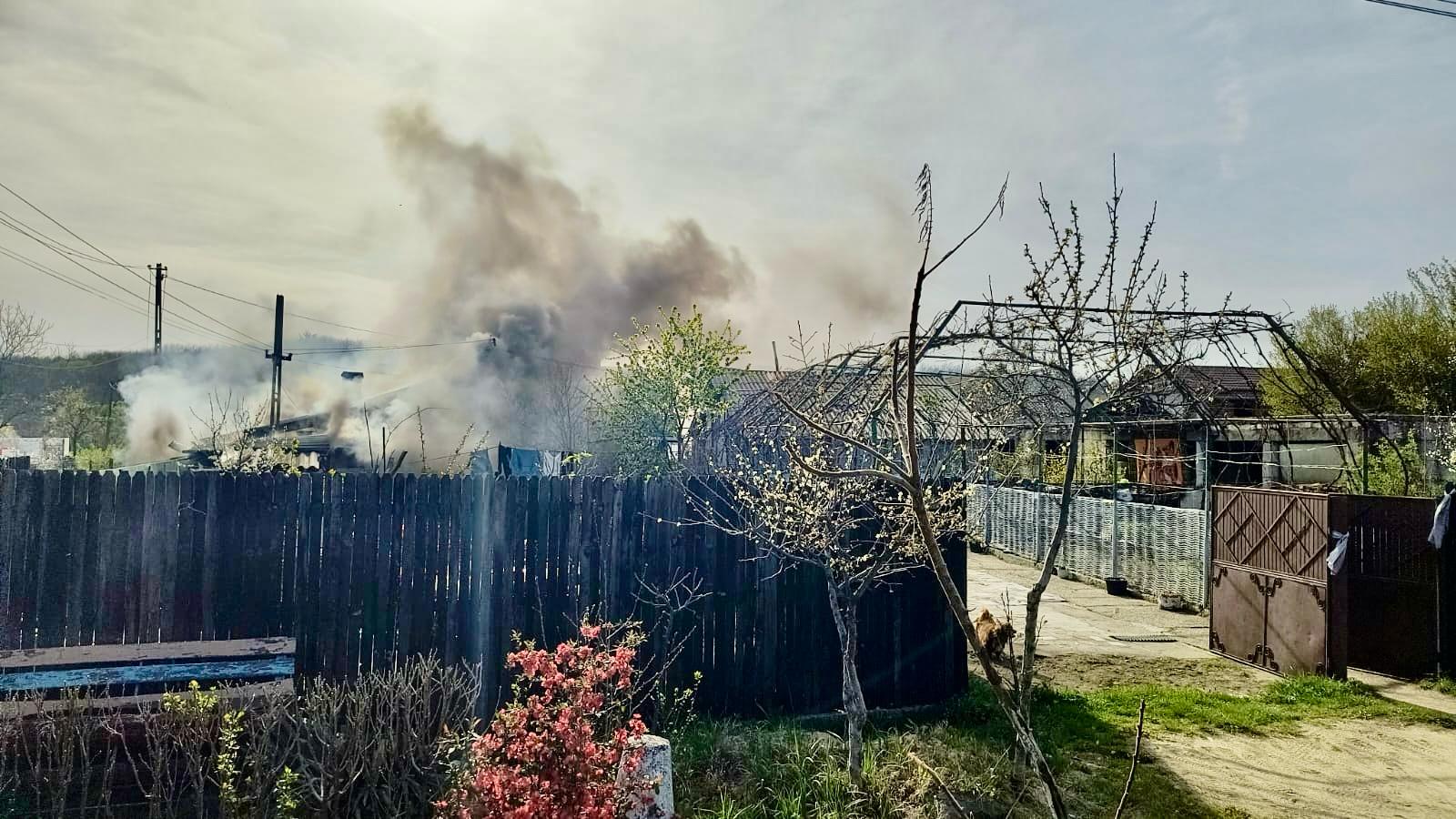 Joia Mare, cu foc și panică în Argeș! O locuință, în pericol
