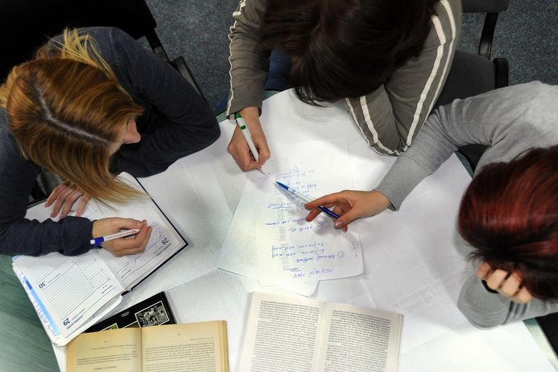 Meditațiile, o afacere bănoasă. Cât plătesc părinții pentru instruirea copiilor