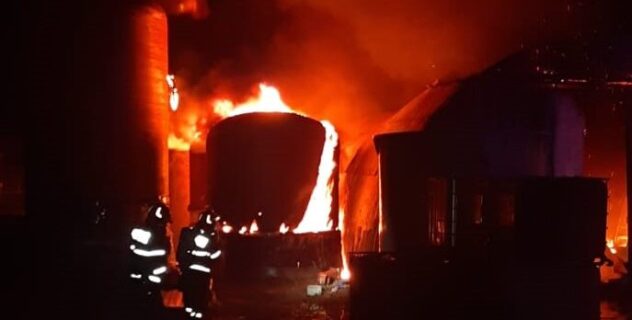 Incendiu violent! Persoană dusă la spital cu arsuri!