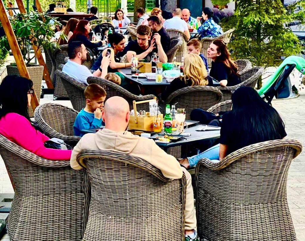 Terasa din Trivale unde toată lumea se răcorește vara asta! Grota Rece Pitești – relaxare 100%!