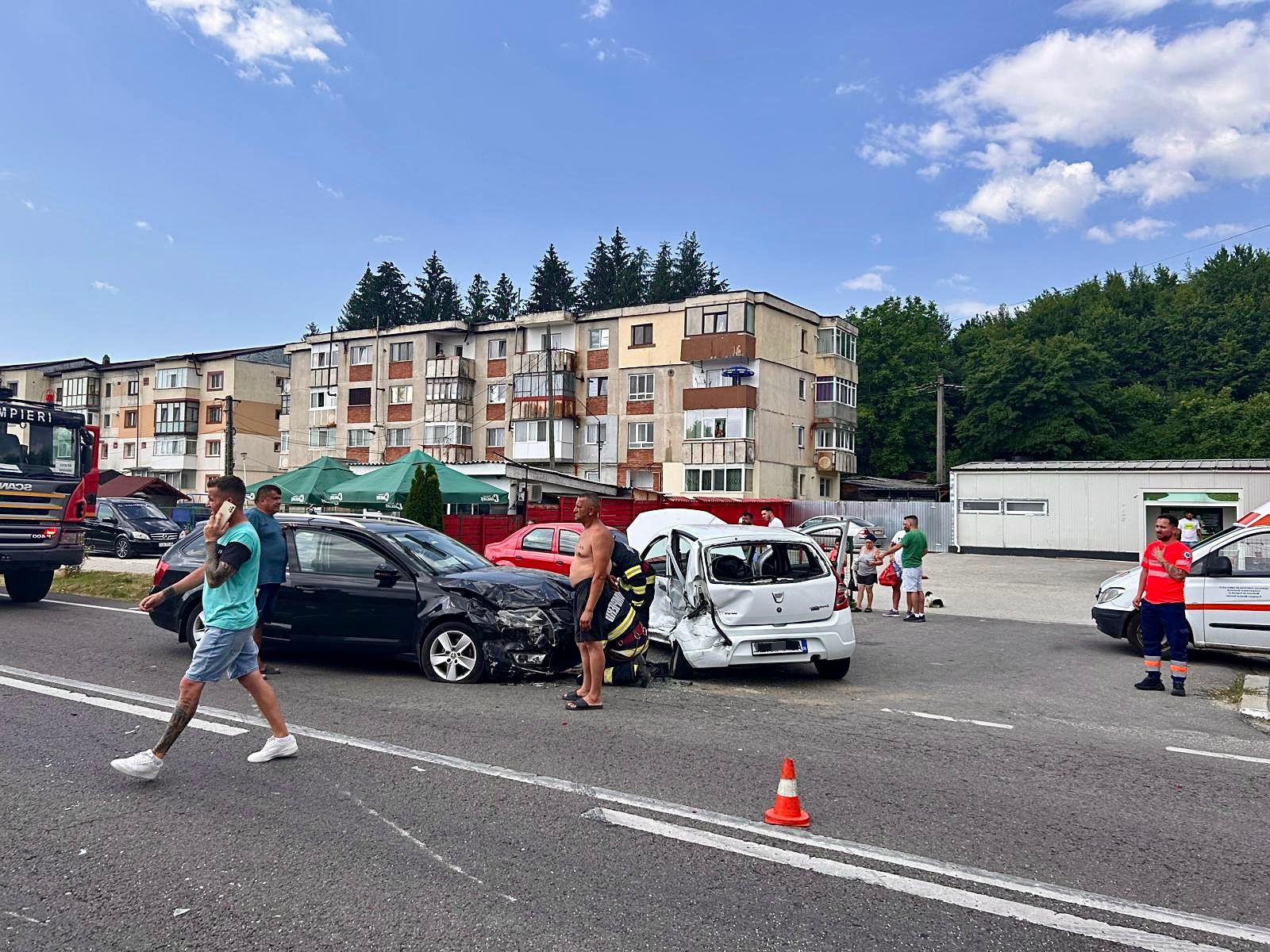 Argeș. Accident grav în trafic! Trei mașini s-au ciocnit violent