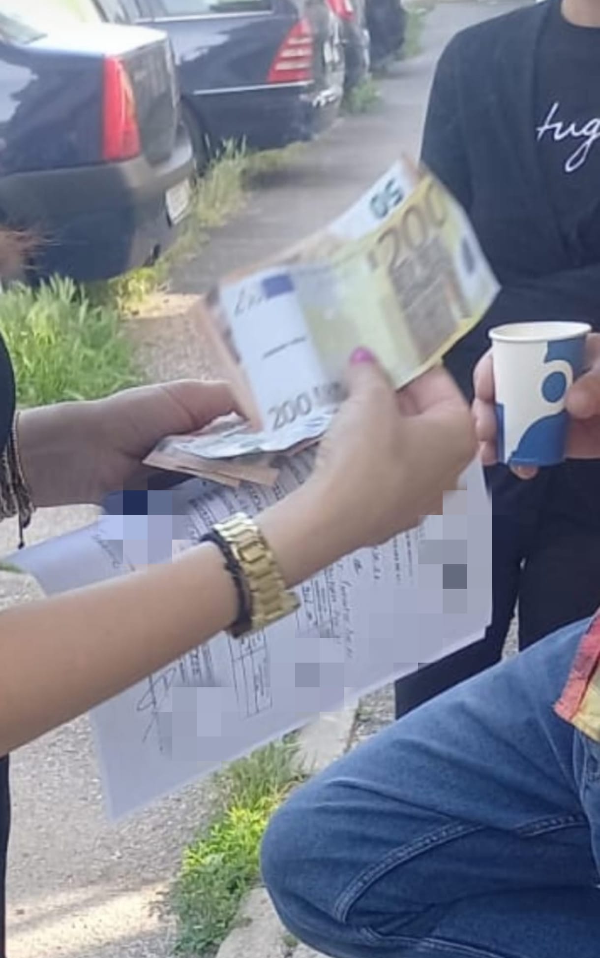 EXCLUSIV/Pitești: Angajată Apă Canal, „lovită” cu € aruncați de la balcon! Nimeni nu se aștepta la ce a făcut apoi!