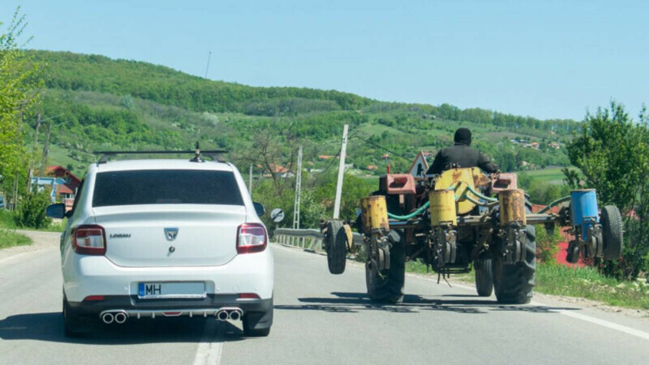 Cu ce viteză poți depăși o căruță pe linia continuă în 2025. Ce spune noul Cod Rutier și ce riști dacă încalci legea