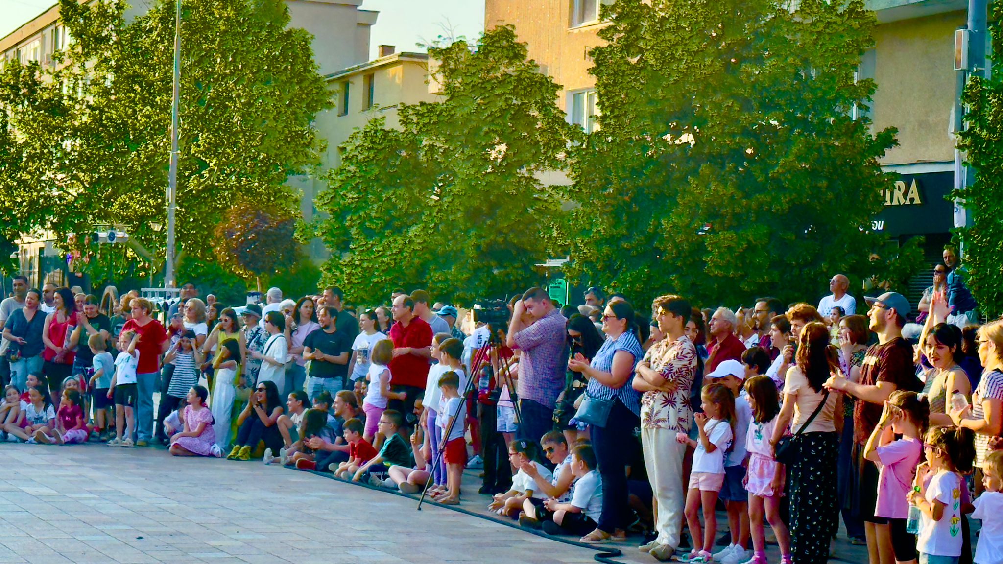continuă astăzi