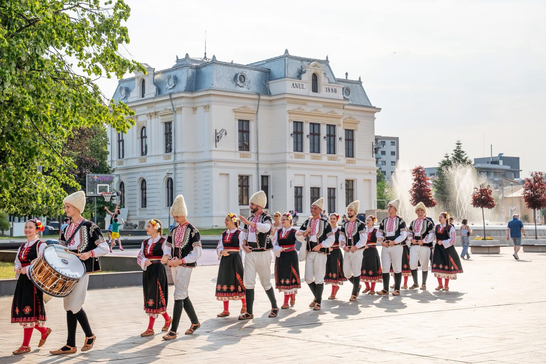 Spectacol în stradă cum n-a mai văzut Piteștiul! Festivalul de 50 de ani care a transformat orașul