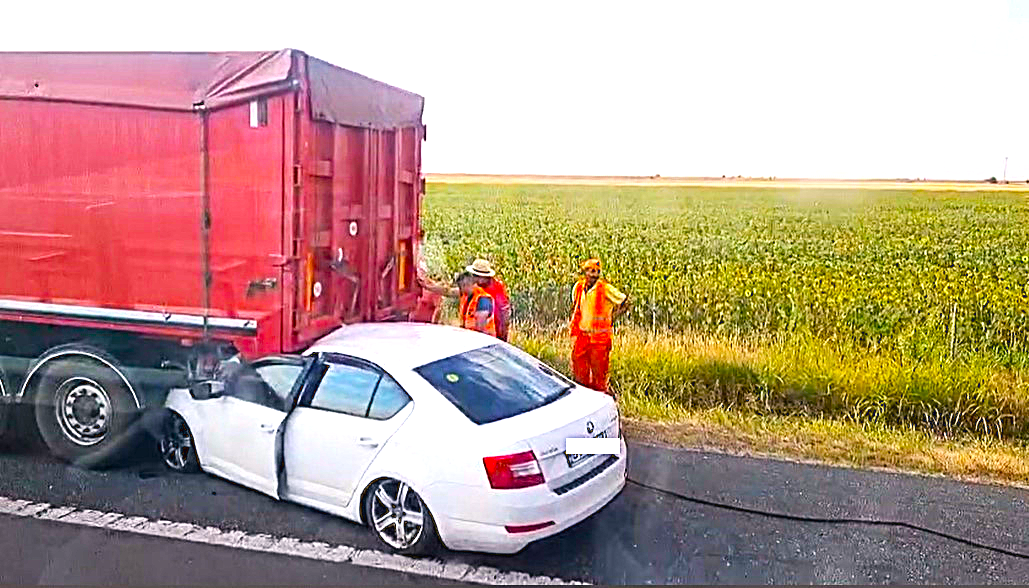 Un nou accident groaznic pe autostradă: Mașină de începător, făcută praf sub un TIR