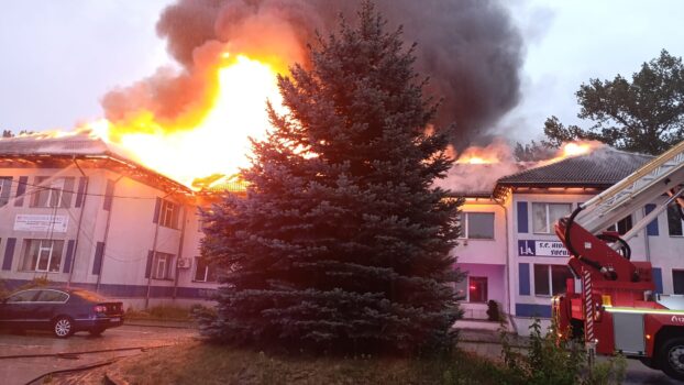 Pitești. Incendiu grav la o firmă mare! Imagini exclusive de la fața locului!