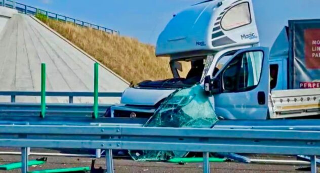Accident pe DEx 12! Autoutilitară praf!