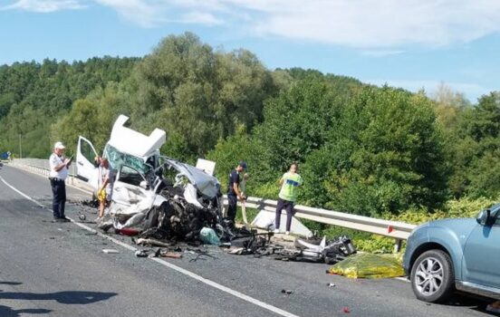 Mașini făcute praf și o viață pierdută într-un accident cumplit