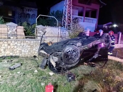 Accident în Argeș: S-a izbit de stâlp, s-a răsturnat și și-a făcut mașina praf