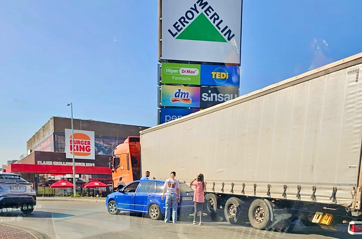 Coliziune între TIR și autoturism, în sensul giratoriu Kaufland Pitești