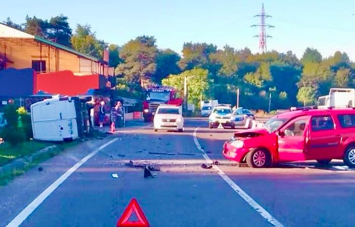 Un copil grav rănit într-un cumplit accident rutier cu trei victime! Află detalii despre investigații și starea victimelor.
